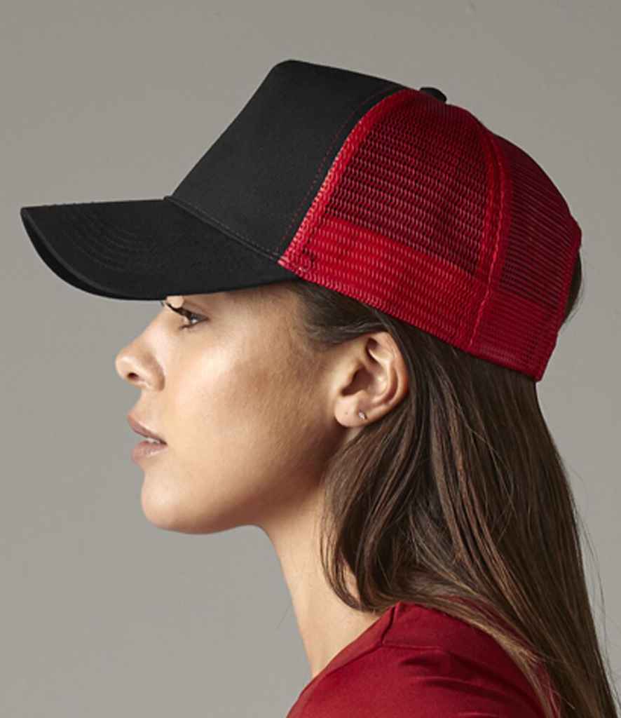 Beechfield BB640 Black/Classic Red Model -  Ready to be Printed by Custard Workwear - Cheap Personalised and Customised Workwear in Nottinghamshire, Derbyshire and Leicestershire